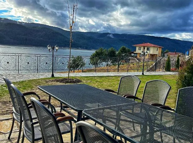 Къща за гости Oasis Rhodopes Доспат